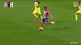 「まさに絶妙！」33歳元フランス代表FWの“20m級ループシュート”にサポーター熱狂 GKを「あざ笑う」芸術的ゴールの瞬間