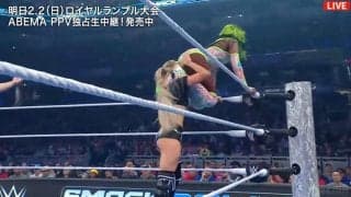 「めっちゃ拭いてるw」“お尻攻撃”をくらった女子レスラーが悶絶→たまらずレフェリーの“服で拭く”珍プレーの一部始終