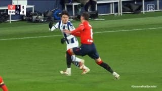 ふざけるな！久保建英に“ボール無視”の悪質タックル「さすがにやりすぎやろ」パス配球後に強烈体当たりでぶっ飛ばす危険すぎるラフプレーの瞬間