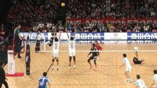 ブロックのタイミング狂うわ…滞空時間が“長すぎる”バックアタックに騒然 相手を封じ込めたスーパースパイク