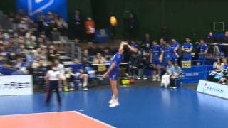 「喜び方可愛すぎ」男子バレー、“規格外”新人が豪快サーブで鮮烈デビュー！ “手荒い”祝福にファンほっこりの“珍”リアクション