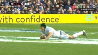 えっ、俺に…？敵から届いたプレゼントパスに本人びっくり→大激走の同点トライにスタジアムも騒然