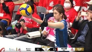 女子バレー、“弾丸”サーブでボールが客席に飛び込む珍事 レシーブを弾いて一直線