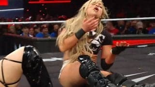 「やりすぎだろ」美女レスラー、狂気の“顔面にヒザ”で苦悶 「タフ」「いい試合」ファン驚きと興奮