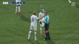 何が起きた？関根大輝、相手を宙に吹っ飛ばす豪快スライディングタックル炸裂で移籍後初イエローカード！「ボールと関係なくいっちゃった」