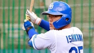 中日23歳の膝つき弾に騒然「格が違う」　“捕手より低い”眺めた放物線「どこまで飛ぶ」