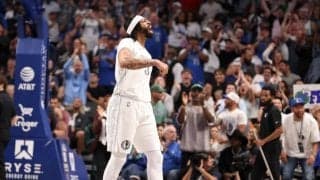 デイビス、ホームで迎えたマブス初戦を勝利で飾る…ダブルダブル記録も後半に負傷退場