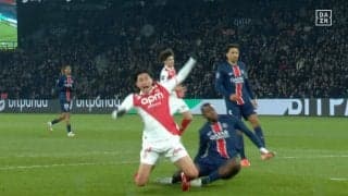 「なんでノーファウルや」南野拓実、ボックス内で倒されるもPKなし「審判よくみてたな」完璧な抜け出しがPSGの超絶守備に潰された瞬間 