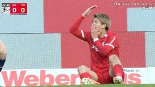 「やりすぎだろ」 堂安律が激昂！ 強烈“肘打ち”が顔面直撃→危険すぎるラフプレーにキレた瞬間「怪我させるなよ！」