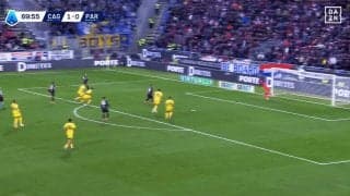 鈴木彩艶が唖然…衝撃の“縦回転キャノン砲”にスタジアム震撼！「ゴラッソすぎてノーチャンス」「こっちのコマンもすごい」