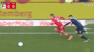 ズドーン！見えねえ… 堂安律、狙い通り“神トラップ”→一瞬でDFをぶち抜く瞬間 “ワンタッチ”で勝負あり… 一気に急加速してボックス侵入