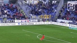 飛びすぎだろ！ 鈴木彩艶の“80m級フィード”がエグい！ 中継映像から消える？ 特大キックで攻撃の起点となった瞬間