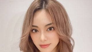 ｢ノーメイクがパーペキ｣噂の美人すぎるW杯サポーター、来日中の世界的バンド名曲を全力ドラム演奏｢最高にかっちょえぇぇ｣｢レアルシャツも！｣