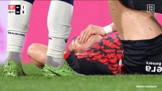 何するんだ！ 日本代表FWが顔面強打の“悪質チャージ”被害…「虐められた」「肘打ちか？」ボール無関係の衝撃危険シーン