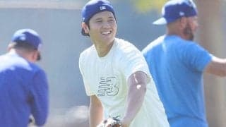 大谷翔平、ド軍2年目のキャンプイン　グータッチで球団施設へ、2年ぶり二刀流へ始動