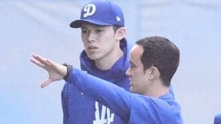 “新衣装”の佐々木朗希が「まだ見慣れない」　白黒から大変身「初々しい」