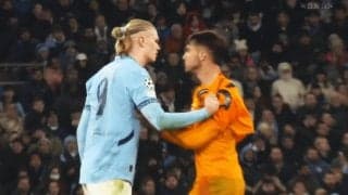 怪物ハーランドに喧嘩腰！“ちょっかい”から一触即発の激昂…引っ張り合いバトルの新人DFに驚愕の声「度胸がすげぇ」「熱いな」