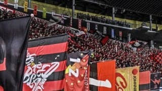 「めちゃくちゃカッコいい！」「センスが溢れ出てます」J1札幌が公開した「赤黒の左右対称チームポスター」が大絶賛！「職場のパソコンの壁紙にした」の声も出た“戦う一枚”