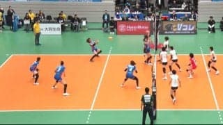 女子バレー、弾丸スパイクが“あわや”顔面直撃 あまりの威力に“腰砕け” さすがにあれは取れない…場内騒然