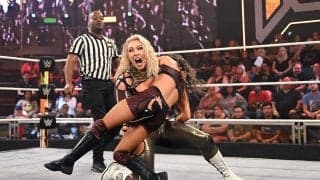 これは効く…“恵体”女子レスラーの「腹にケツ」攻撃に大悶絶…フルスイングのヒップアタックが“めり込んだ”瞬間