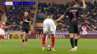 何が起きた？ CLで珍事…選手が突如ボールを手に→主審のホイッスルで試合中断 “激しいタックル”でまさかのハプニング