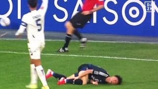 「荒くて怖い…」日本の至宝が“危険タックル”被害！ 英移籍内定の17歳・高岡伶颯が悶絶→実況解説陣も心配した瞬間【U20アジアカップ】