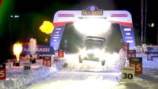 世界最速ラリー車が“夜空を舞う”ド迫力光景に観客釘付け！ 「超豪快」ビッグジャンプの瞬間