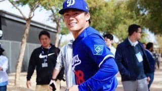 大谷翔平の傍らで珍光景　突如現れた謎多き屈強な存在…デコピンの“友”に米注目