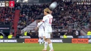 ヤバすぎる… 堂安律、ファウルに激昂→ボールをぶん投げる！ 不可解すぎる“謎ジャッジ”にファン大荒れ「ふざけるなよ！」「は？お前だろ！」