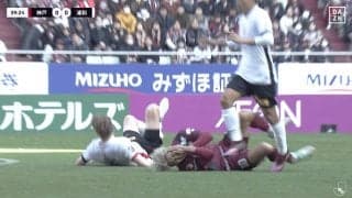 波紋！ 大迫勇也が“顔面に肘”で悶絶…ホイブラーテンと激しい肉弾戦「カードでしょ」「正当にボールに行ってる」ファンの意見が割れた瞬間