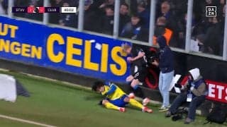 「強い！強い！強い！」 27歳元日本代表DF、“猛烈チャージ”で看板直撃のアクシデント…ピンチ「潰した」激しい守備を同僚も称賛