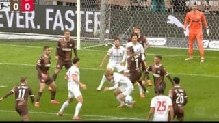 何が起きた！？ 堂安律、“強烈エルボーが顔面に直撃→悶絶転倒　PK獲得もまさかの展開に…「譲れよ！」「蹴ってくれ」