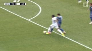 「PKや！」「ダイブだろ？」ファンの意見真っ二つ！町田・昌子vs広島・ジャーメイン、ゴール目前の際どい転倒シーンが“ノーファウル”でスタジアム騒然