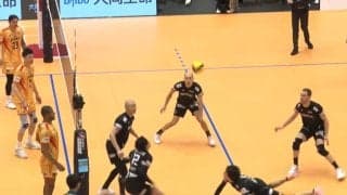 反応速度えぐっ…男子バレーで“神がかり的”な連係プレーが炸裂 「神レシーブ→ダイレクトスパイク」衝撃の光景にアリーナ騒然