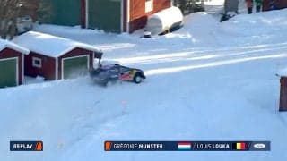 あわや民家激突！？ 世界ラリー、衝撃の“かっ飛び走法”にファン沸騰 「雨どい壊した？」「当たった」