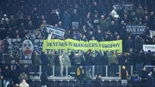 「24 年間、16 人の監督、1 つのトロフィー」低迷するトッテナムではファンの不満がピークに…試合前にはレヴィ会長への抗議活動「変化の時が来た」