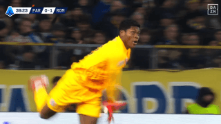 「鬼肩だ！」鈴木彩艶の“40メートル遠投”が仰天級「飛びすぎ！」「肩つよ」スローイングがハーフウェーラインを超えた驚愕の瞬間