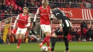 新連係！ 伊東純也、1対1から“ノールックパス”→オーバーラップした関根大輝がクロス炸裂「ヤバい」 “ランス兄弟”ホットライン爆誕