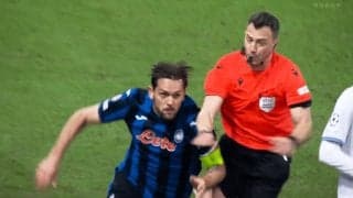 衝撃のブチギレ退場！「気が狂った…」“鬼の形相”で主審ガン無視→背後から体当たりした瞬間「愚かだ」「恥ずべき」アタランタ主将に批判殺到