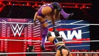 女子レスラーの手を… レフェリーの行動に疑問の声 後頭部「踏みつけ」直後の一コマ