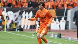 「ホントに美人姉妹」「両手に華」開幕戦勝利の清水、乾貴士が“滋賀県史上１美人姉妹”との3ショット披露「ぜいたくやなー」「にやけてますね」