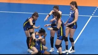 女子バレー、決めた本人が驚いて崩れ落ちた超絶サーブ 仲間駆け寄る歓喜の瞬間