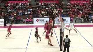 男子バレー、衝撃の“好珍”プレー「顔面レシーブ→寝ながらトス」本人も思わず苦笑