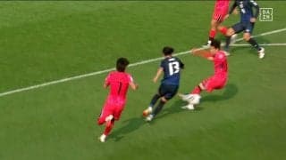 キレッキレ！19歳の怪物ドリブラーが韓国ディフェンスを翻弄「ボールを持つとチャンスになる」“技あり突破”でファウルを誘発した瞬間