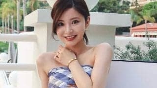 ｢真似します！｣日本代表・堂安律の美人妻、黒ぶちメガネと｢PRADAのアウター｣、手元にエルメス｢ミニケリー｣の“セレカジ”コーデでオーラ放つ