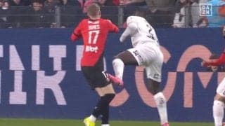 衝撃！ 伊東純也もドン引き… 超危険“足裏タックル”炸裂→キックオフ5分で味方CBが一発退場「泥沼」「何してんだよ…」