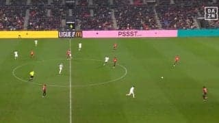 どこから走ってきたんだよ！ 伊東純也、驚異の爆速ダッシュで“鬼プレス”「速すぎ」 相手選手2人を襲撃→守備陣が混乱「めっちゃ走るな」