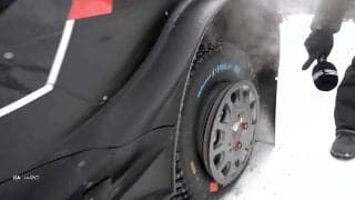 僅かな衝撃で大損害！ 世界ラリー、雪上で突如タイヤが外れた瞬間…快走が一変「40秒ロス」したアクシデントの瞬間