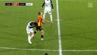 悪質ファウルに騒然！27歳日本代表MFが首を掴まれ苦悶 「手が入りました」思わず顔を覆うアクシデントの瞬間