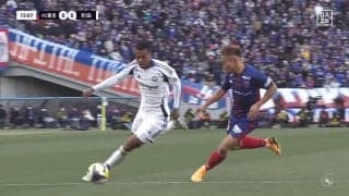 FC東京・長友佑都、日本代表DFとのマッチアップに完勝「別の戦いしてるのよ」身長22cm年齢15歳差の現役相手に“別次元”のスライディングをお見舞い「ヘンリー楽しそうだな」